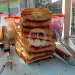 Roti Bakar Full Strawberry