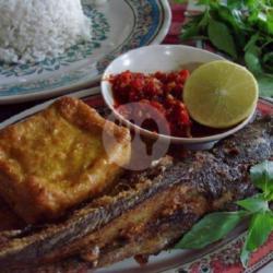 Pecel Lele Jumbo Sambel Mentah