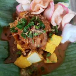 Kupat Tahu Bumbu Kacang Kuah Sayur