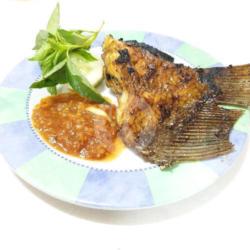 Ikan Bakar Gurami Ekor   Sambal Pencit   Lalapan