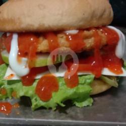 Burger Chiken Keju Slice   Kentang Goreng   Es Coca Cola