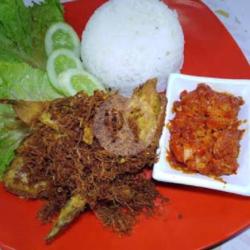 Paket Nasi   1/4 Dada Sayap Ayam Goreng