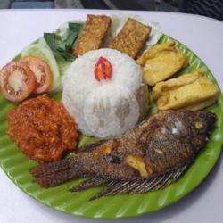 Nasi Penyetan Mujair   Es Teh