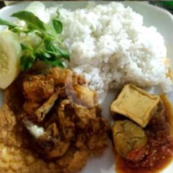 Nasi Penyetan Telor Tahu Tempe