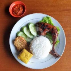 Ayam Bakar 1/4   Nasi Uduk   Tahu,tempe   Sambal   Lalapan