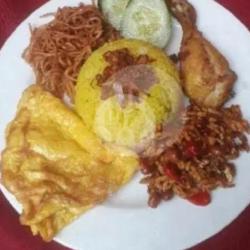 Nasi Kuning Ayam Goreng Telur Bali