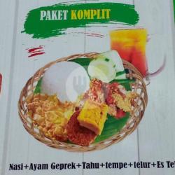 Ayam Setengah Dada 1pc Tahu Goreng 1pc Tempe Goreng Setengah Telur Dadar Es Teh