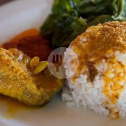 Nasi   Gulai Ikan Patin   Sambel   Sayur Lengkap