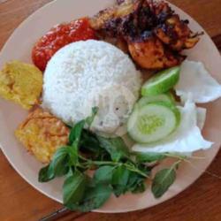 Lalapan Ayam Bakar Sedang   Nasi