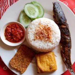 Nasi Uduk Lele Goreng