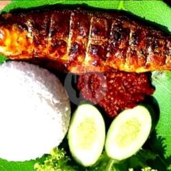 Nasi Penyetan Bandeng Bakar Ambyuar