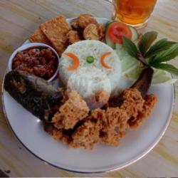 Lele Goreng Kremes Nasi Tempe Terong Crispy Sambel Lalap