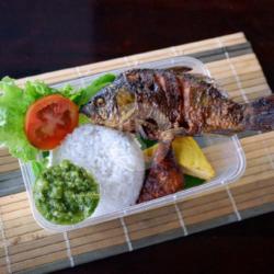 Dua Nasi Dus Timbel Ikan Mas Bakar