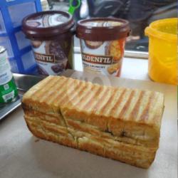 Roti Bakar 1/2 Keju Susu 1/2 Selai Kacang Susu