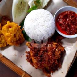 Nasi Ayam Lalapan Serundeng