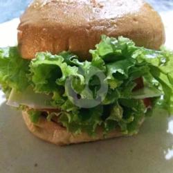 Burger Daging Sapi Telur Sayur Timun Bombay