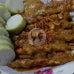 10 Tusuk Sate Ayam   Lontong