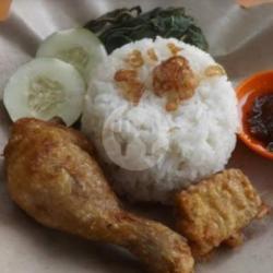 Paket Nasi Ayam Goreng   Es Teh