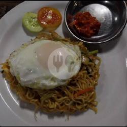 Fried Noodles Egg And Vegetables (mie Goreng Telor Dan Sayur)