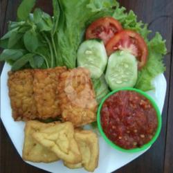 Lalapan Tahu Tempe Sambal Mentah