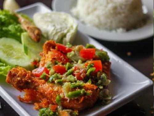 Ayam Pecak dan Geprek MakNyus, Medan Perjuangan