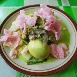 Katupek Gulai Paku   Telur