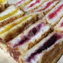 Roti Bakar Selai Strawberry/blueberry/nanas