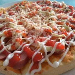 Pizza Ukuran Sedang Isi Sosis Keju Parut