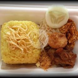 Nasi Kuning Ayam Goreng