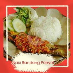 Nasi   Bandeng Penyet   Sambal   Lalapan