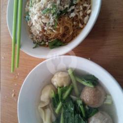 Yamin Bihun Manis Baso Pangsit Rebus