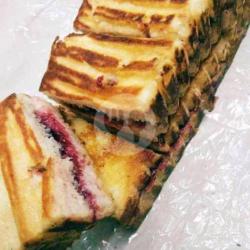 Roti Bakar Strawberry Coklat Susu