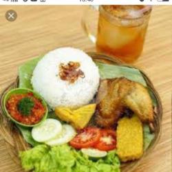Ayam Goreng Tahu Tempe Nasi  Es Teh Manis