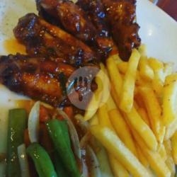 Chicken Wings Barbeque   French Fries