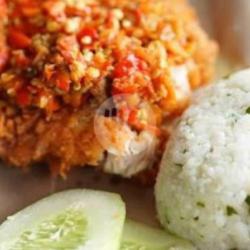 Ayam Geprek Daun Jeruk  Nasi Lalapan