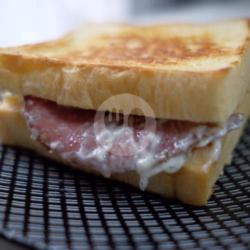 Roti Bakar Daging Keju