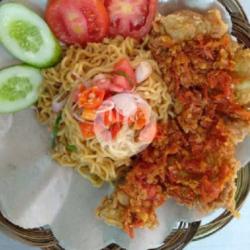 Nasi Ayam Goreng   Indomie Goreng