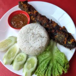 Paket Nasi   Lele Bakar   Sambel   Lalap