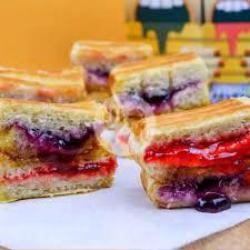 Roti Bakar Blueberry Strawberry Susu