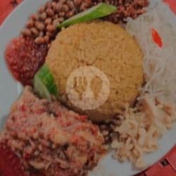 Nasi Kuning Tumpeng Ayam Ungkeb