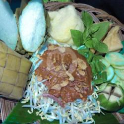 Karedok Ketupat/lontong