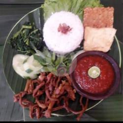 Nasi Lalapan Usus Crispy