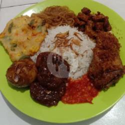 Nasi Uduk Komplit(bihun Tempe Orek Bakwan Jagung Ayam Goreng Semur Telor Semur Jengkol Sambal)