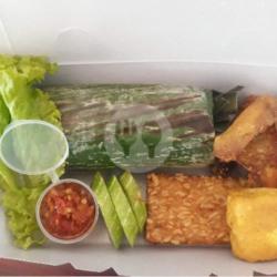 Nasi Timbel Ayam Goreng Komplit