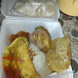 Nasi Uduk Lengkap ,ayam ,telor, Gorengan