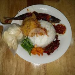 Nasi Lemak   Ikan Dencis   Perkedel