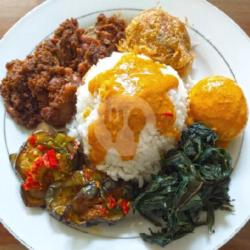 Nasi Rames Telur Bulat Balado