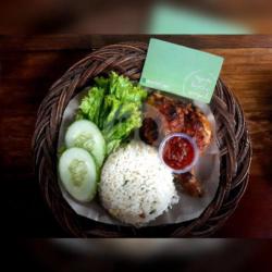 Nasi Putih Ayam Panggang Tahu Tempe Bacem