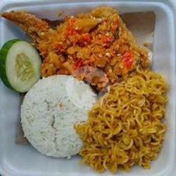 Nasi Ayam   Mie Goreng