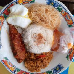 Nasi Uduk Tongkol Balado